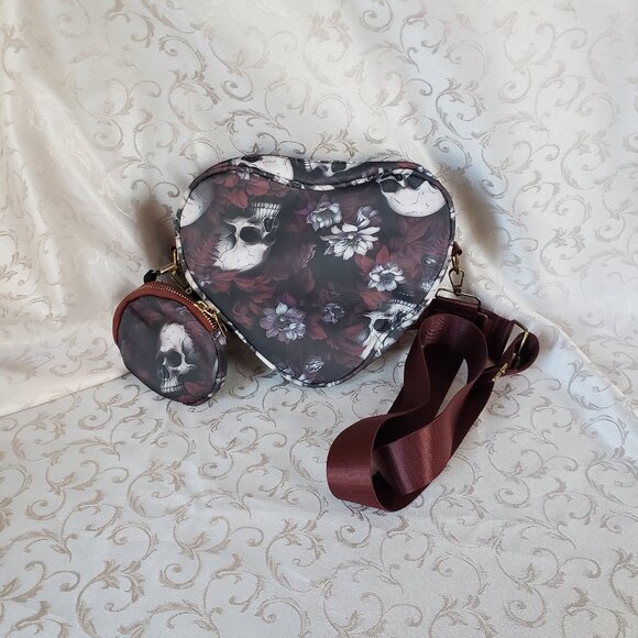 Heart shape Scull & Roses Crossbody bag & Change purse. Adjustable strap - Picture 2 of 13